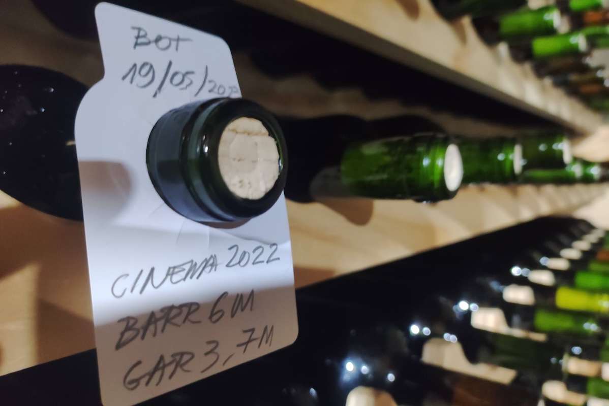 Manos trabajando en la bodega de Santa Cruz de Cuca